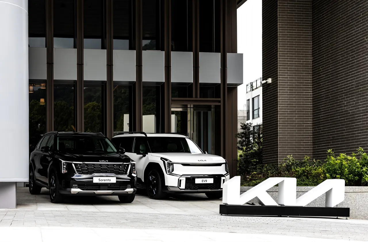 Sorento配備1.6L渦輪油電與柴油兩種動力供選擇，以及7人座或尊榮6人座的靈活空間配置，自改款上市以來已累計獲得近1,100位車主的肯定。業者提供