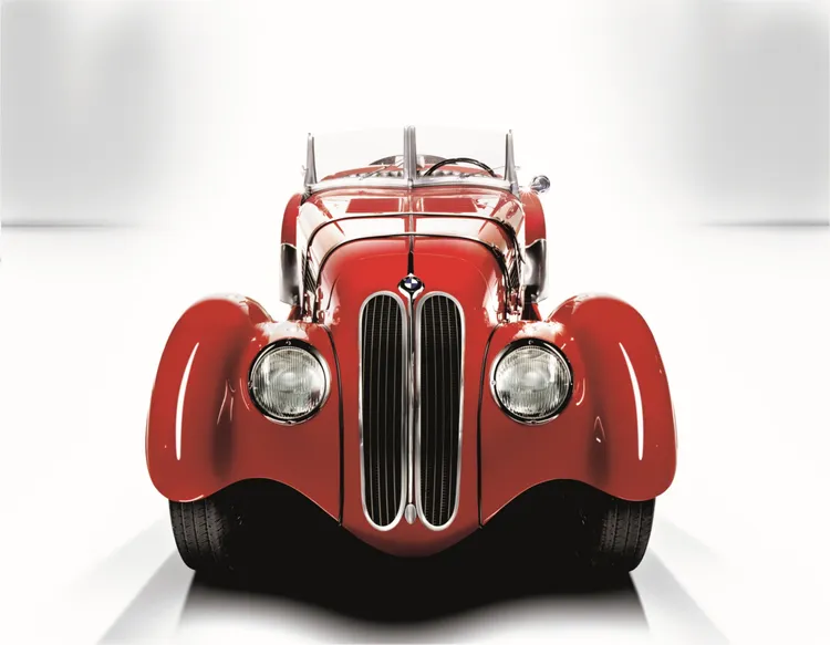 正式創立於1916年3月7日的BMW，全名為Bayerische Motoren Werke GmbH，源自德國引擎製造商Rapp Motoren Werke與Gustav Otto Flugmaschinenfabrik，品牌最初以航空引擎技術起家，承載著對工程精準與極致性能的追求。業者提供