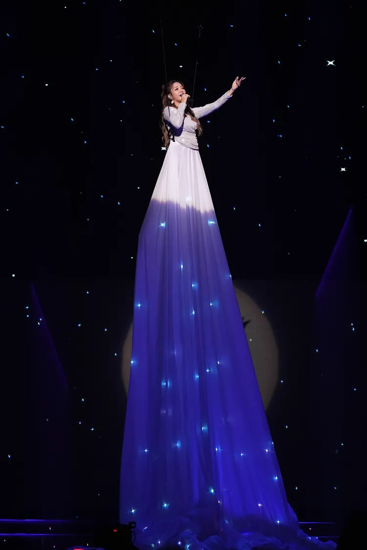 賴慧如唱《為你我受冷風吹》被吊到空中，8公尺超長裙造型，宛如仙女下凡。彭欣偉攝