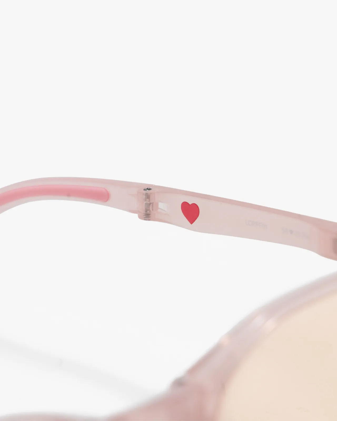 聯名墨鏡在鏡腿內側藏有細節設計。品牌提供