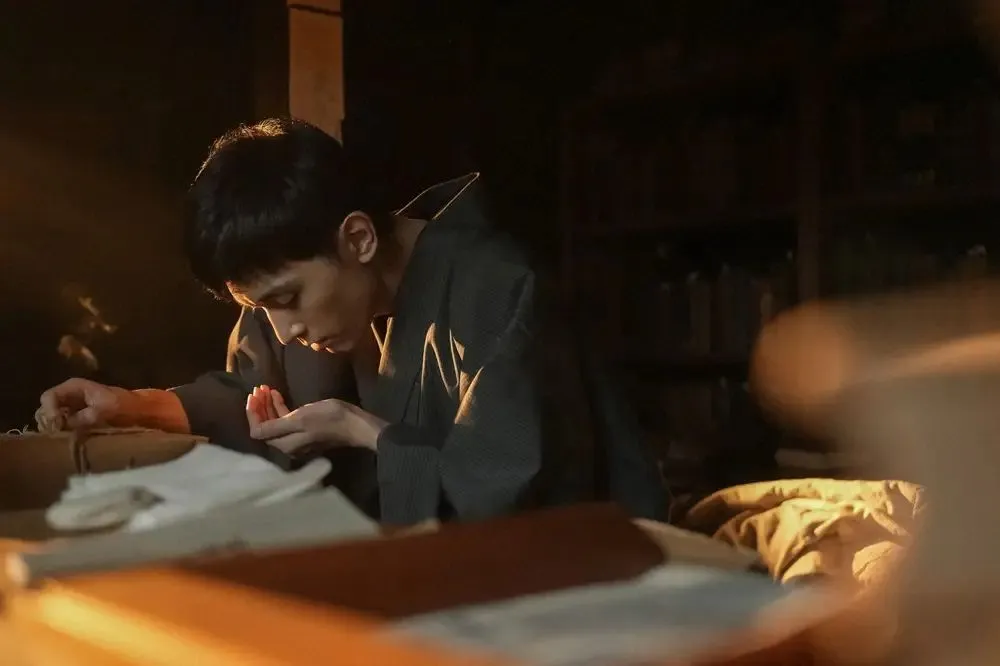 吉澤亮在劇中咳血。翻攝NHK