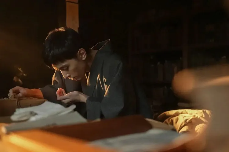 吉澤亮在劇中咳血。翻攝NHK