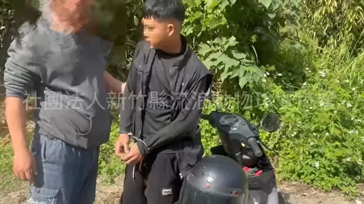 涉案移工供稱受人委託以1千元代價載至指定地點交易，收取8千元價金。翻攝「新竹縣流浪動物珍愛協會」粉專