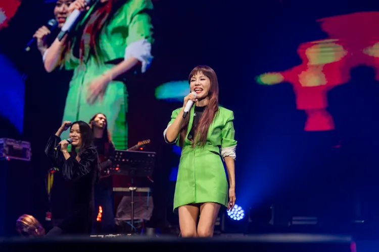 彭佳慧穿上綠蘋果裝，祝粉絲平平安安。南炬文娛提供