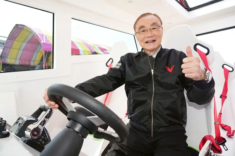 前國防部長馮世寬在救難協會工作人員協助下，登上救難船。記者彭欣偉攝