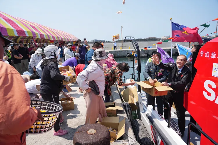 捐贈儀式結束後，馮世寬也隨即在救難協會工作人員協助下，登上「愛爾麗5號」救難船，緩緩繞行港口一圈，並在返回港口時，遵行當地傳統古禮，進行「擲吉」祈福。記者彭欣偉攝