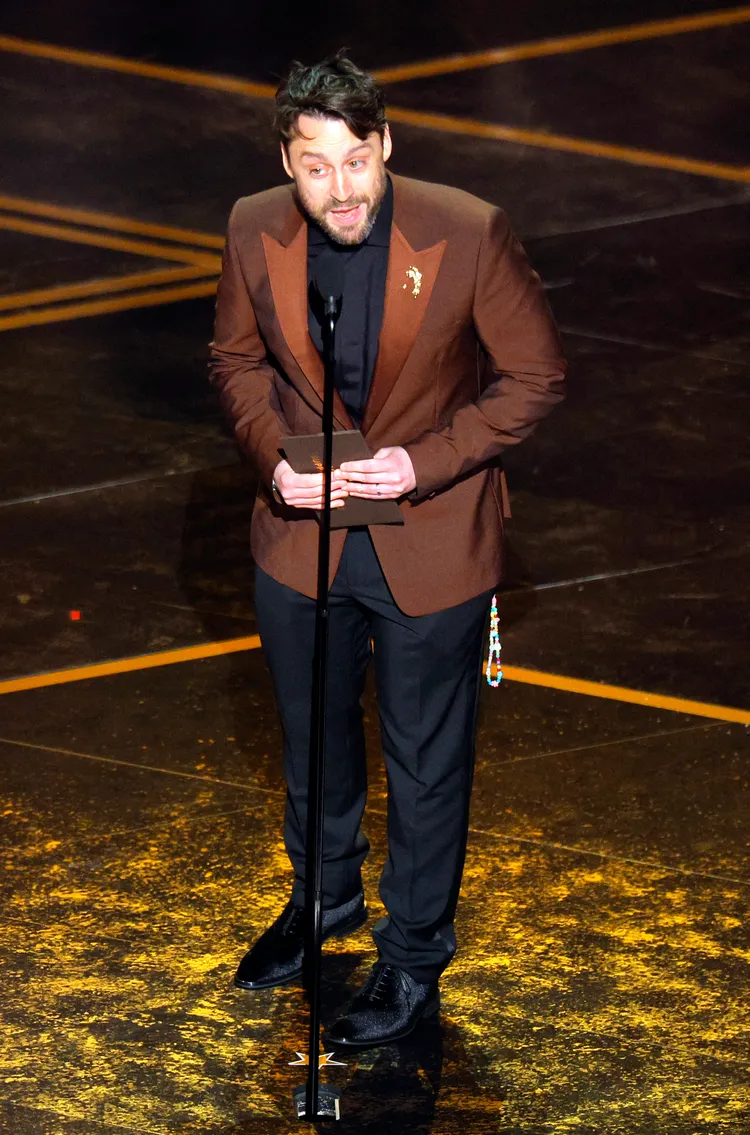 麥考利克金的弟弟、去年男配角獎得主基倫克金，代西恩潘領獎。路透