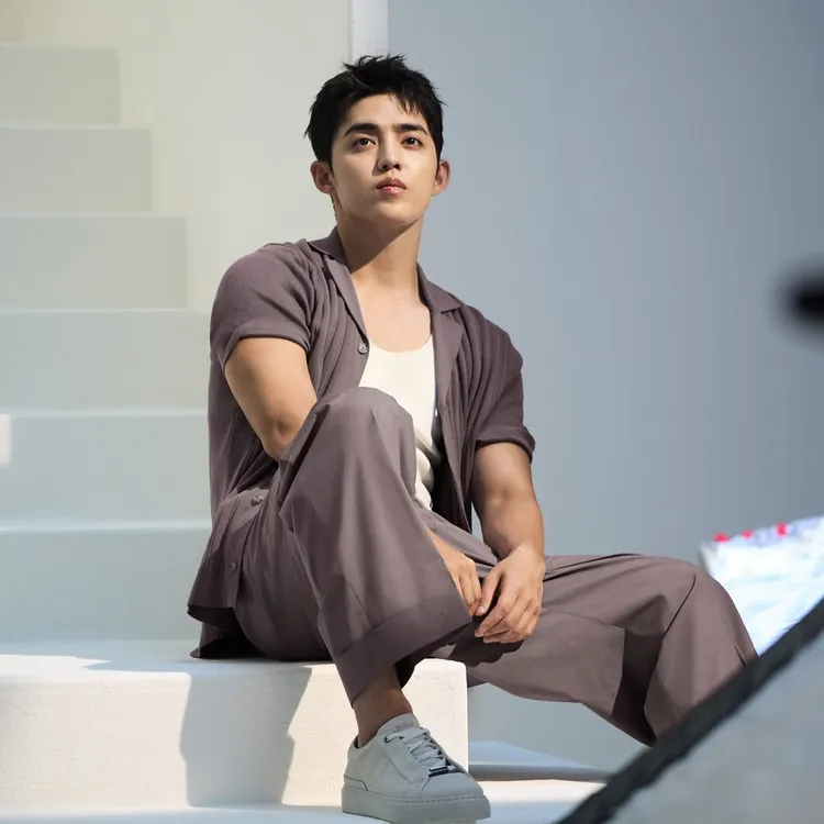 S.COUPS將袖口反折，不經意間展現結實手臂線條。翻攝S.COUPS IG