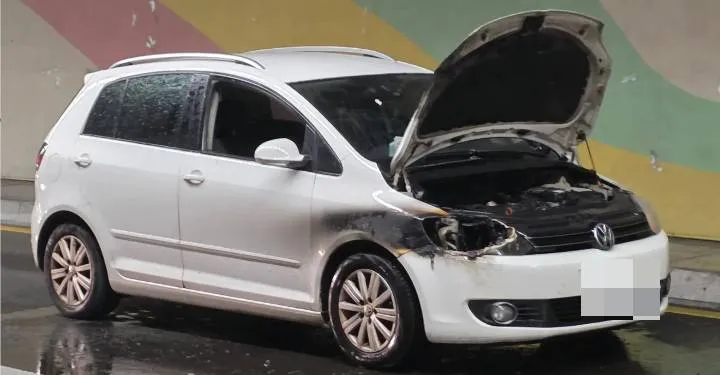 警消到場時，駕駛已使用隧道內的消防栓撲滅火勢。民眾提供