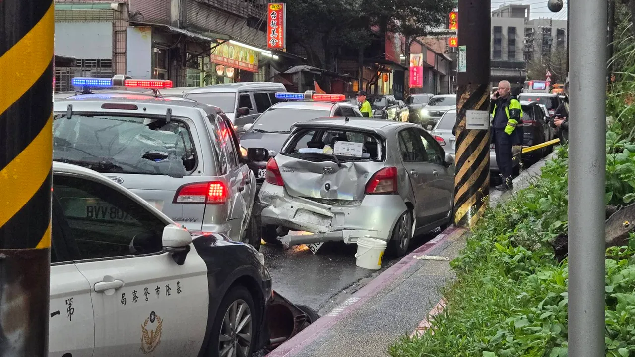 路邊車輛遭林男撞上，車尾近乎全毀。葉先鵬攝