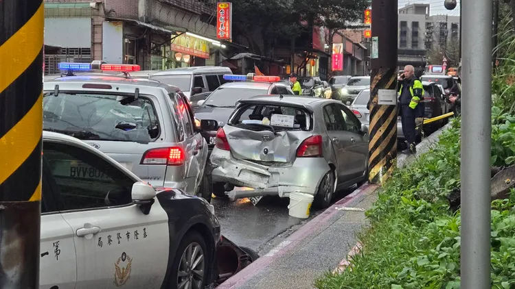 路邊車輛遭林男撞上，車尾近乎全毀。葉先鵬攝