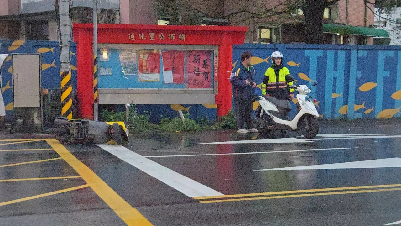 一名機車騎士遭撞上噴飛，警消趕抵後已送往醫院救治。葉先鵬攝