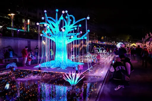 300萬盞燈海閃耀！新北中港光雕展登場　夢幻星河點亮新莊河廊