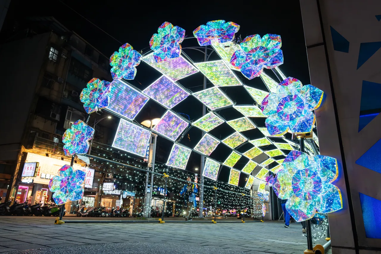 入口意象燈飾璀璨點亮，迎接每一位來到中港河廊的遊客。水利局提供