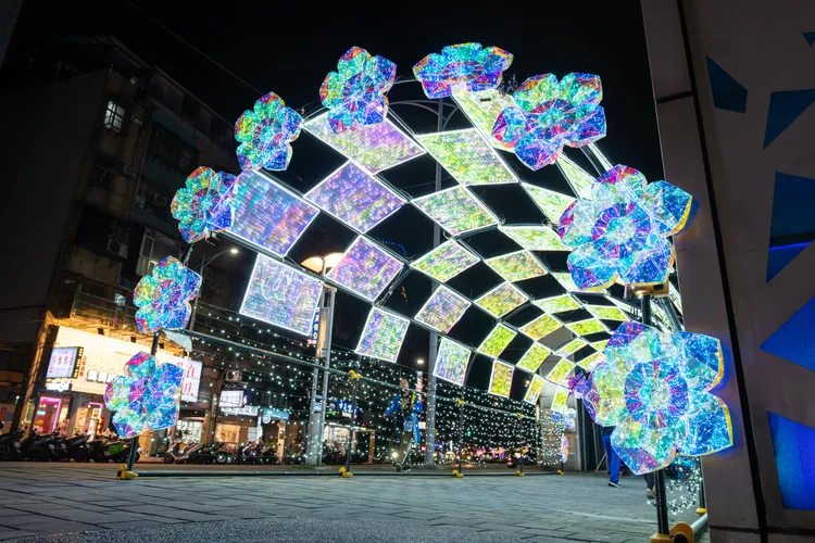 入口意象燈飾璀璨點亮，迎接每一位來到中港河廊的遊客。水利局提供