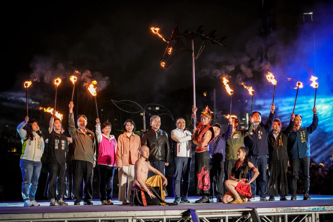 市長侯友宜昨(6)日出席中港大排光雕展開幕點燈儀式。水利局提供