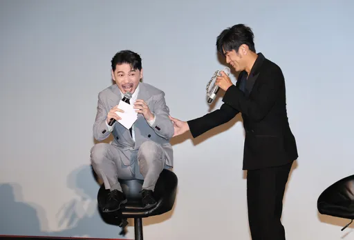 直擊｜阿Ken主持到一半站在椅子上　《魔戒》「咕嚕」上身嚇壞周杰倫