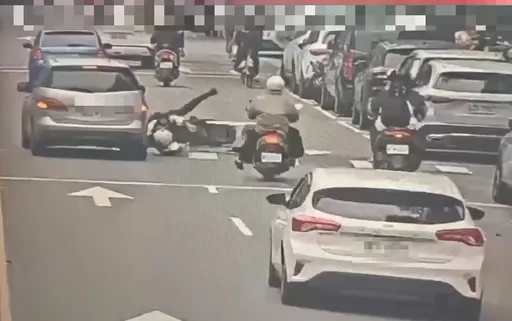 北市交警執勤路上遭小客車追撞倒地　監視器影片曝光
