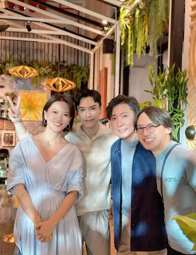 因《延禧攻略》爆紅的新加坡男星王冠逸（左二）義氣客串。Joi Music / 淳萃文化提供