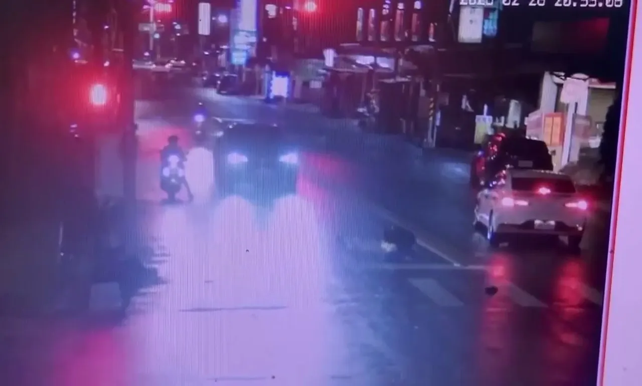 汽車撞上在人行道上女子，所幸無大礙。翻攝畫面