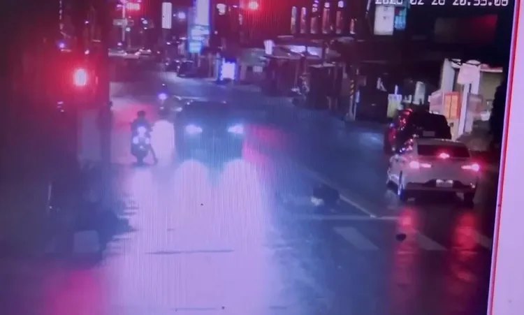 汽車撞上在人行道上女子，所幸無大礙。翻攝畫面