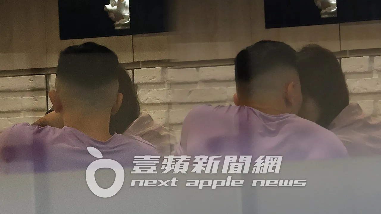 黃育仁和劉怡萱並肩用餐，頭靠頭交談。特勤中心攝