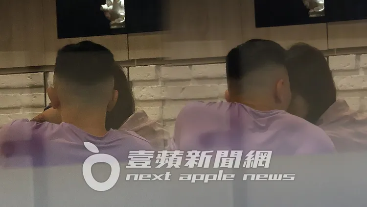 黃育仁和劉怡萱並肩用餐，頭靠頭交談。特勤中心攝