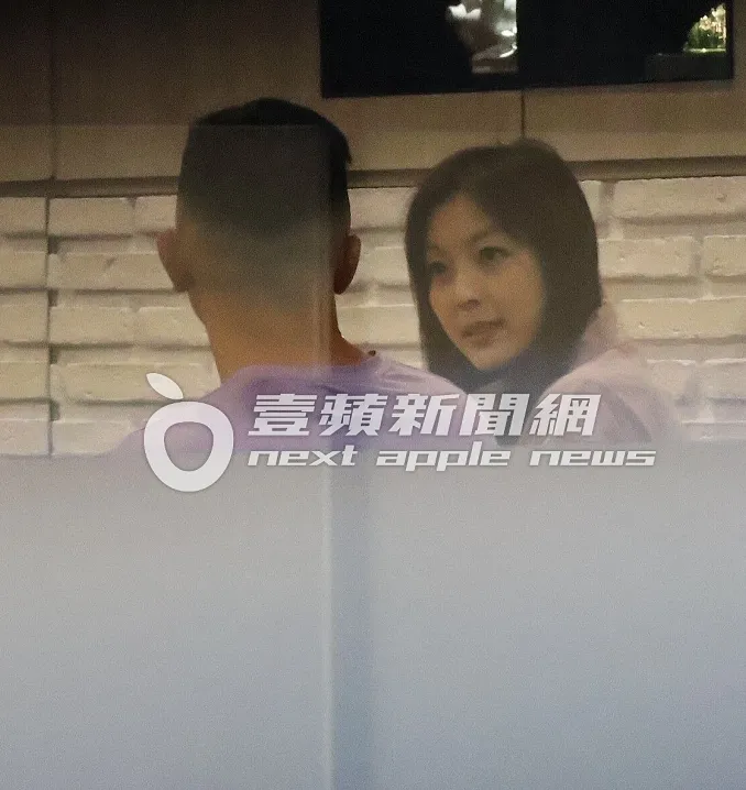 劉怡萱與黃育仁2023年到咖啡廳用餐被拍到。特勤中心攝