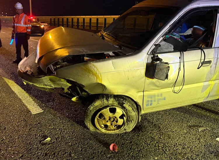 黃男駕駛的車頭車身受損。翻攝畫面