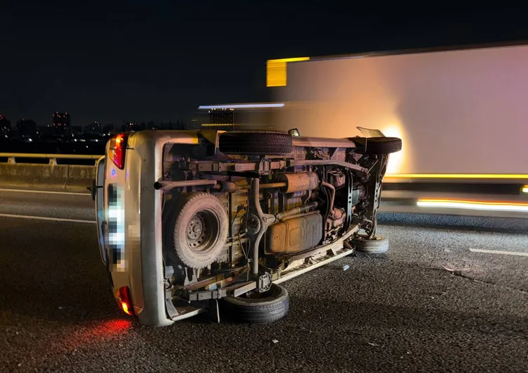 黃男疑為閃車而自撞分隔島，警方將調監視器畫面釐清事故原因。翻攝畫面