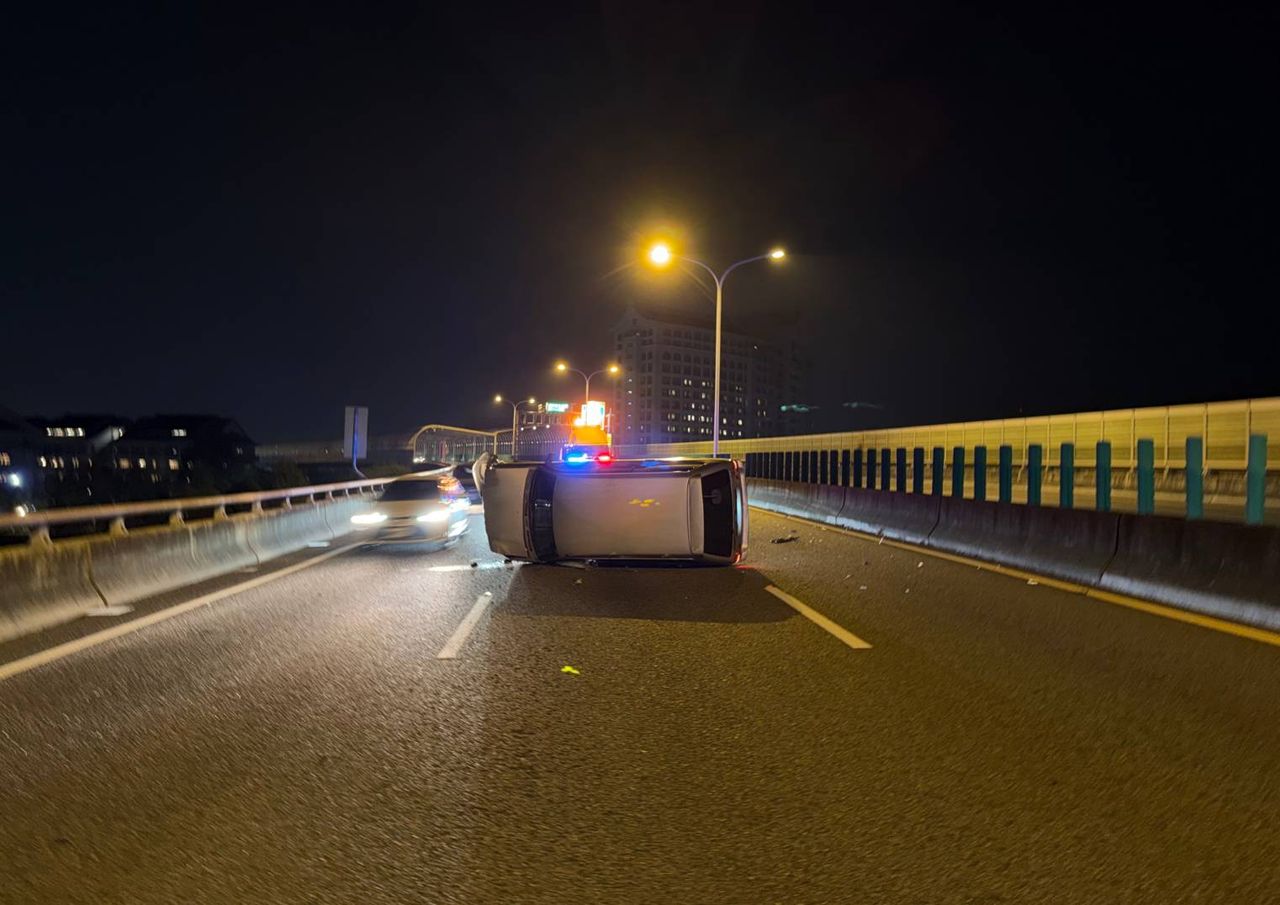 疑閃避同向車變換車道自撞分隔島 台中男駕駛多處擦傷送醫