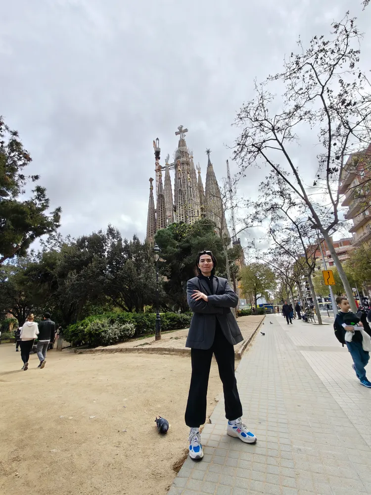 蕭敬騰與聖家堂合照留念。喜鵲娛樂提供