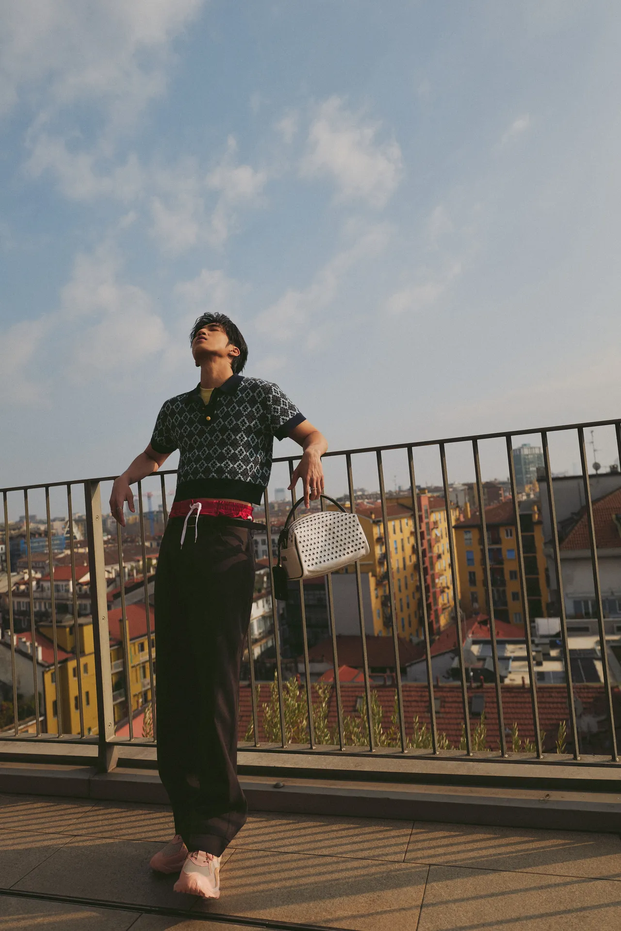 婁峻碩的看秀穿搭洋溢濃厚復古韻味。品牌提供