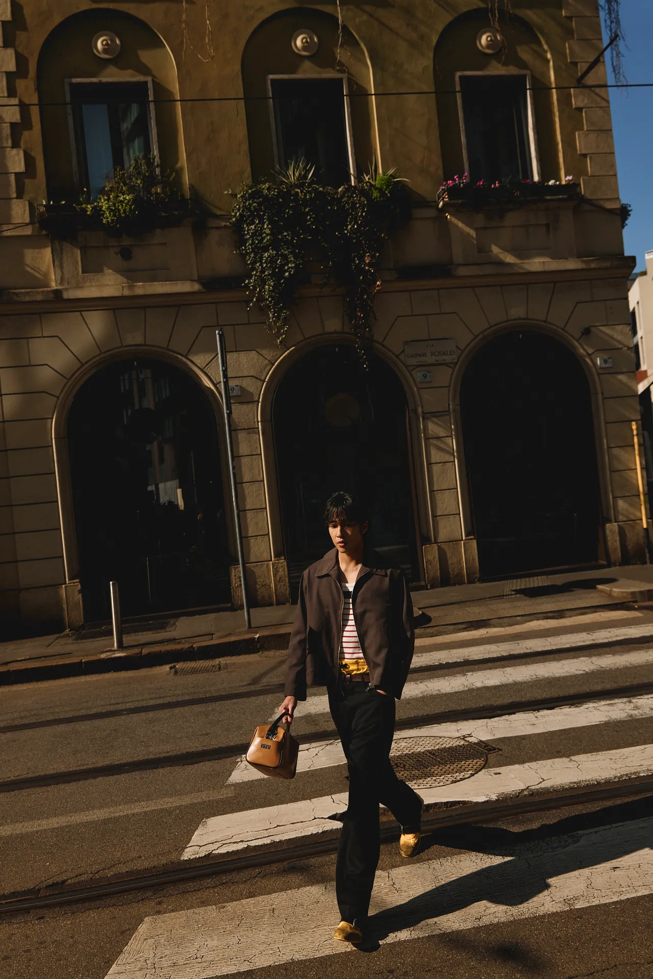 婁峻碩也也走上米蘭街頭捕捉帥氣模樣。品牌提供