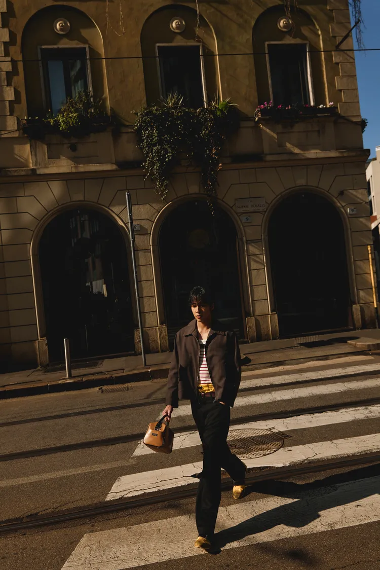 婁峻碩也也走上米蘭街頭捕捉帥氣模樣。品牌提供