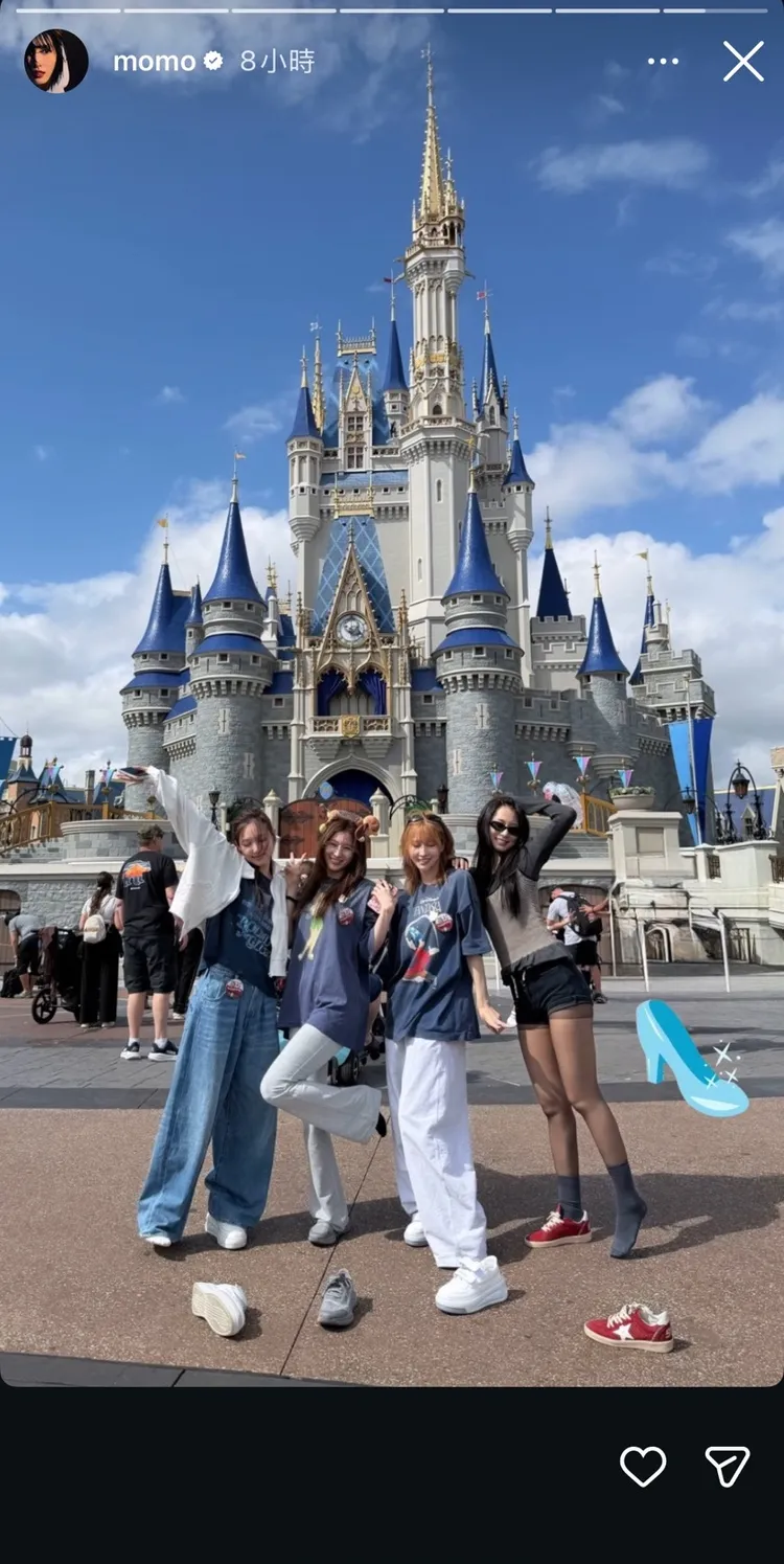 TWICE娜璉、MOMO、SANA和子瑜開心在迪士尼遊玩。翻攝MOMO IG