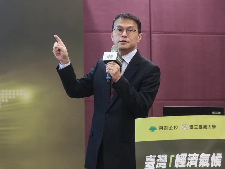 「國泰台大產學合作計畫」團隊今舉辦2026年第1季台灣「經濟氣候暨金融情勢」展望發表會。圖為國泰台大產學合作計畫協同主持人徐之強教授。國泰金控提供