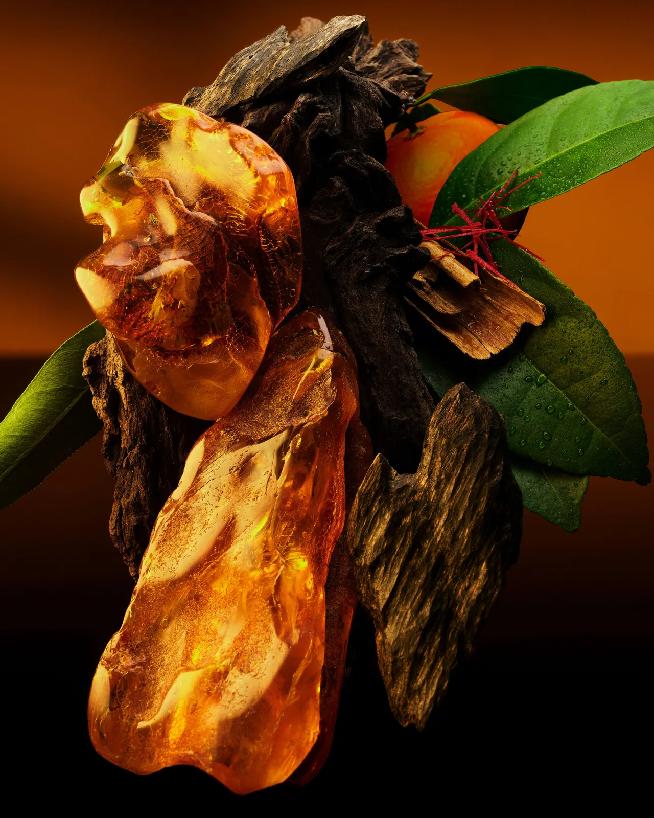 LV世界香氛中東之旅Ambre Levant捕捉了中東夕陽時刻神祕莫測的光影流轉。品牌提供