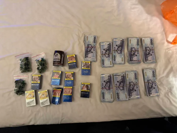 警方起出贓款。桃園警分局提供