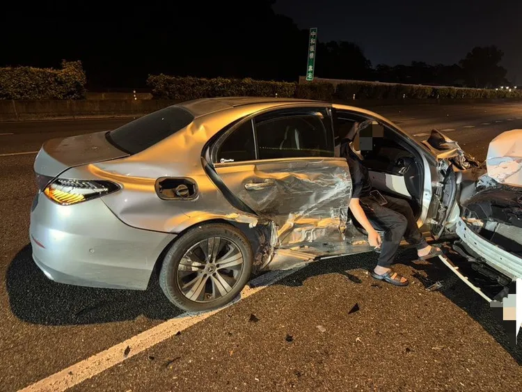 車體嚴重受損，可見當時撞擊力猛烈。翻攝畫面