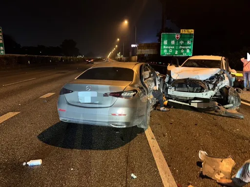 國道驚魂！賓士爆胎停車道下一秒遭追撞　駕駛噴飛骨折釀3人傷送醫