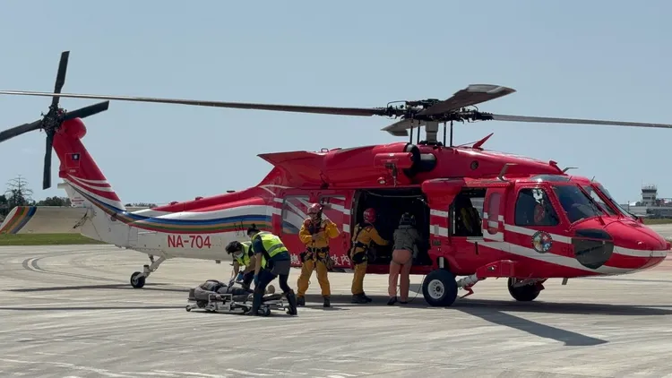 空勤直升機將身體不適的17歲少女載運下山就醫。消防局提供