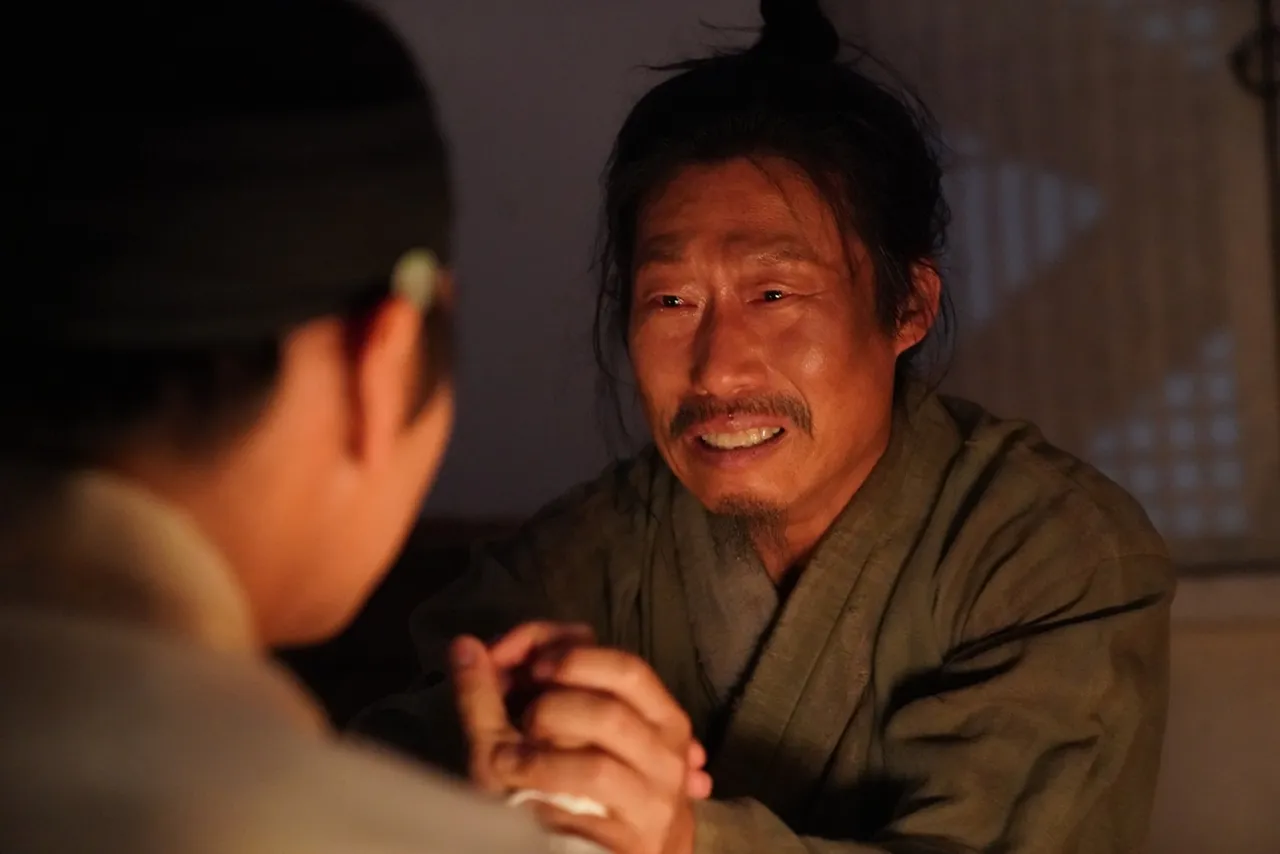 柳海真片中無懼朝廷的壓力，幫助端宗朴志訓。車庫娛樂提供