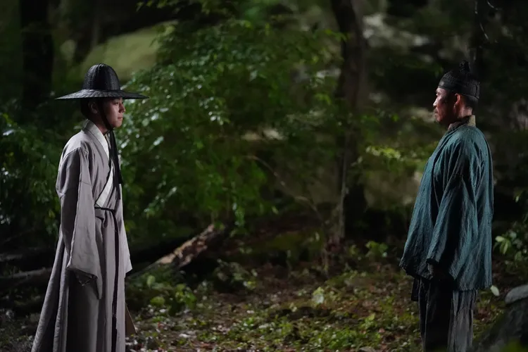 朴志訓（左）、柳海真片中的忘年友誼令人動容。車庫娛樂提供