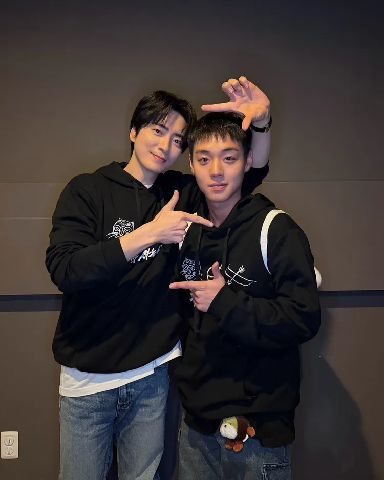 李浚赫（左）、朴志訓叔姪檔片中無緣並肩作戰，戲外互動可愛。翻攝SHOWBOX IG