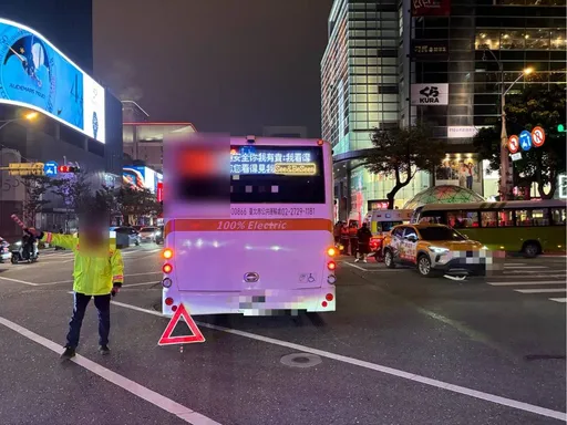 北市信義商圈小黃撞公車　2騎士慘遭波及送醫