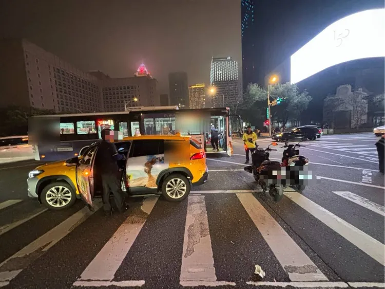 2名騎士遭波及送醫。翻攝畫面