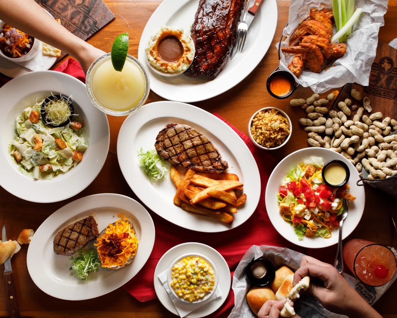 微風松高Texas Roadhouse 3/5-3/8憑活動畫面，享指定「生啤、瑪格麗特、精選葡萄酒」，第二杯半價。中華隊晉級憑活動畫面內用滿1200元，即可免費享用「冠軍豬肋排。業者提供