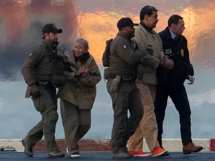 美軍逮捕委內瑞拉總統馬杜洛夫婦（右二、左二）並押解至美國紐約關押。路透社