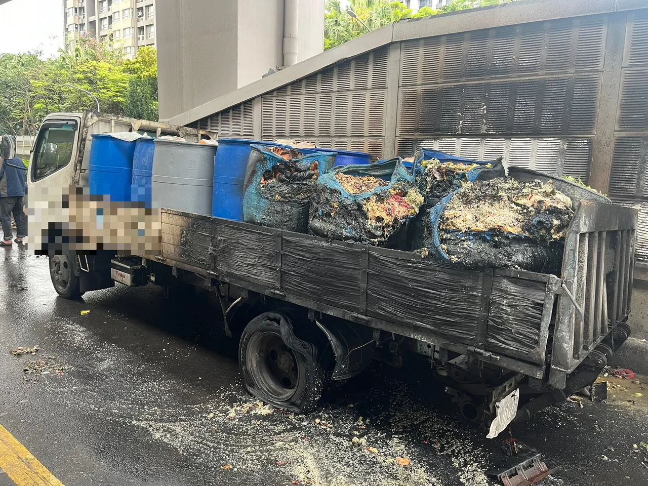 環東大道小貨車行進間自燃　駕駛開到一半「看到後輪有火光」急下車